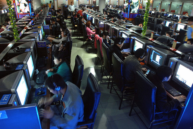 14 Mar 2006, HEFEI, China --- Chinese use computers at Internet cafe in Nanjing --- Image by © STRINGER/CHINA/Reuters/Corbis